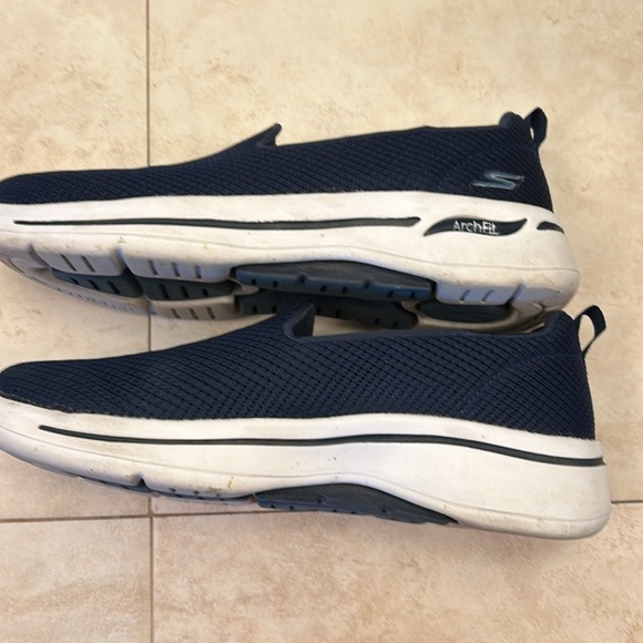 Skechers navy arch fit slip on shoes - Picture 3 of 7